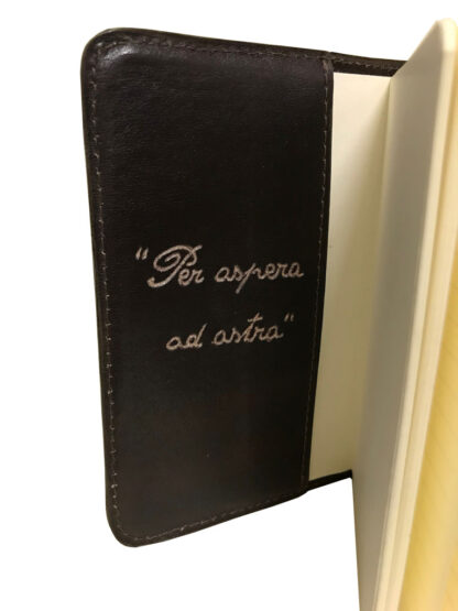 personalizzazione interna agendina tascabile in cuoio chiusura con elastico