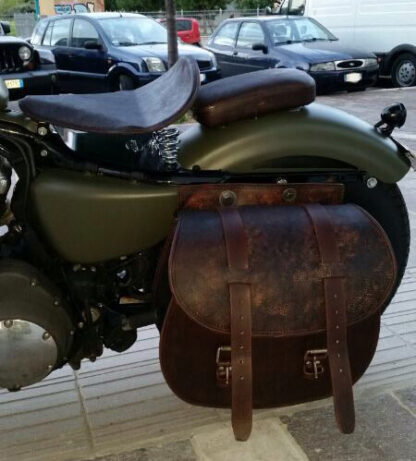 mono borsa laterale per moto, con patta in cuoio volanato effetto vintage