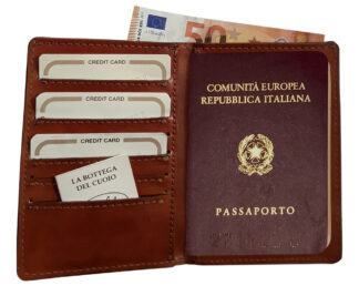 Portafogli porta passaporto in cuoio, con taschini porta carte di credito e banconote sul retro