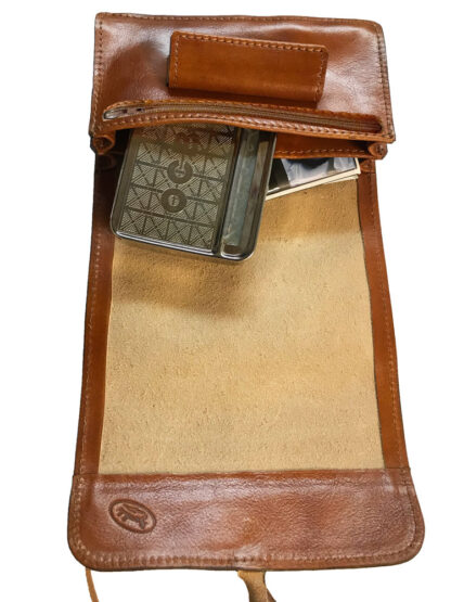 interno porta tabacco in cuoio, doppio scomparto per macchinetta in metallo e tasca con lampo per accessori e filtrini