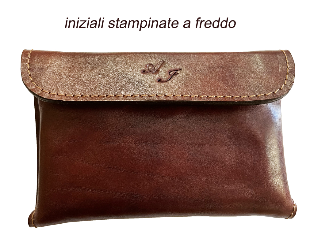 porta tabacco in cuoio con iniziali stampate a freddo