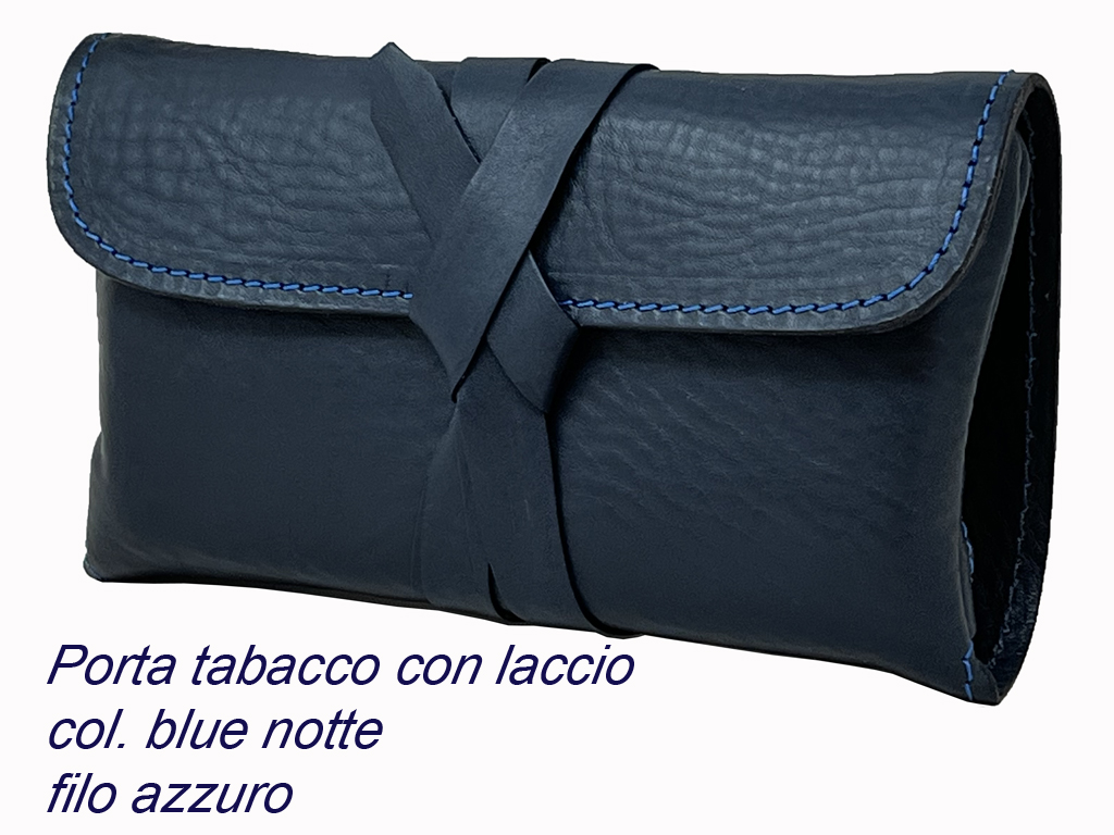 Porta tabacco in cuoio con porta cartine e tasca con lampo porta filtri. Chiusura con laccio in cuoio